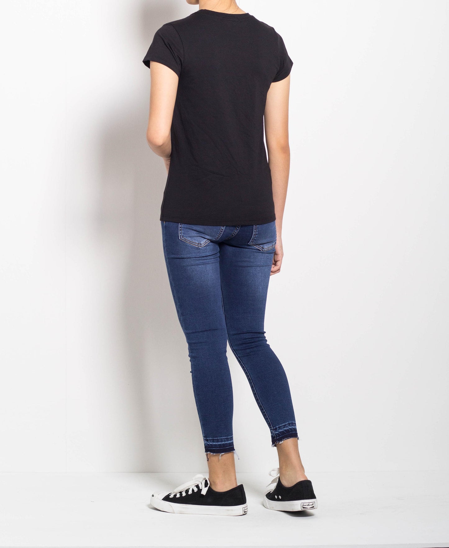 Women Short-Sleeve Graphic Tee - Black - F0W700