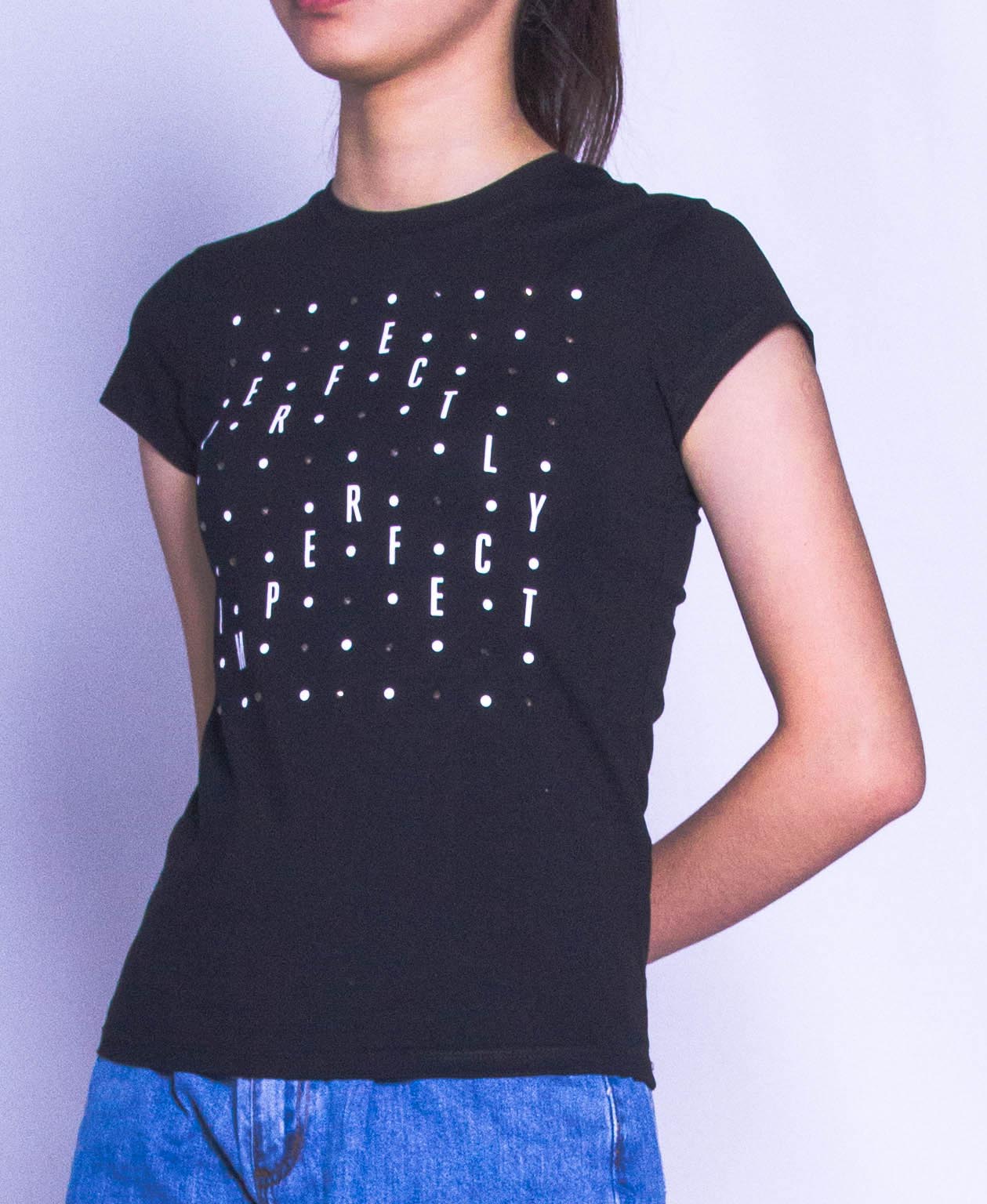 Women Short Sleeve Graphic Tee - Black - H9W379