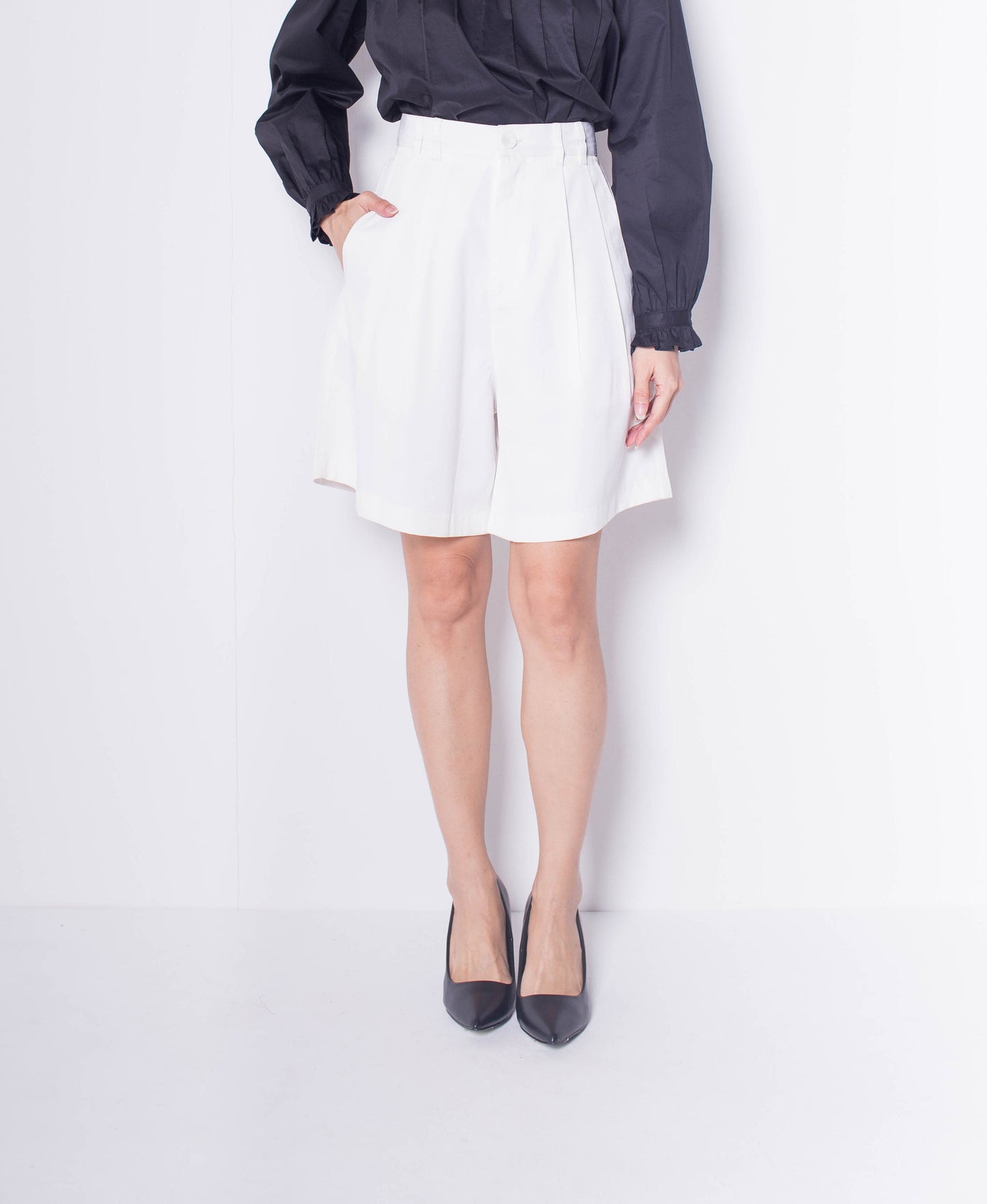 Women Pleated Front Slant Pocket Shorts - White - H0W834