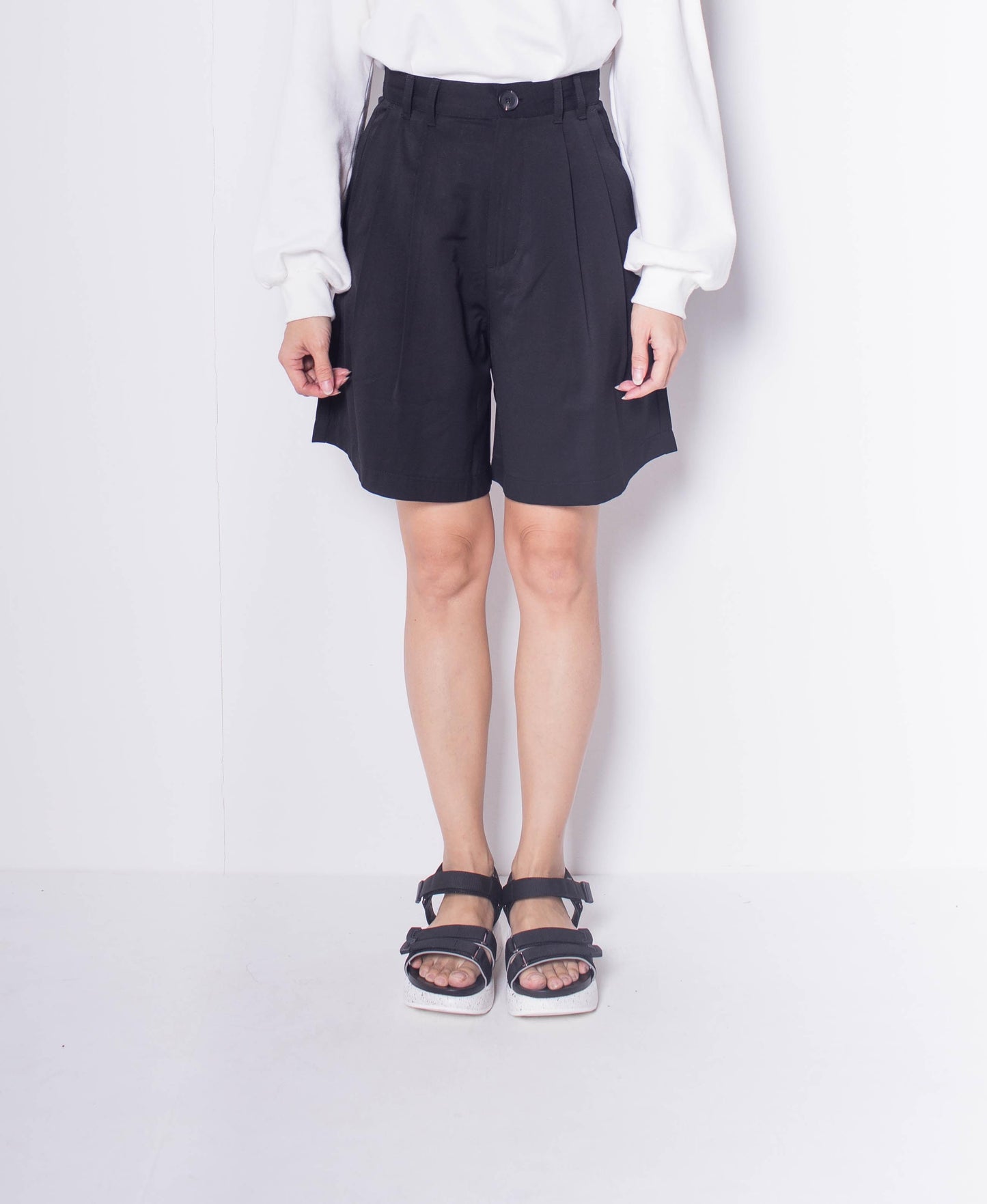 Women Pleated Front Slant Pocket Shorts - Black - H0W835