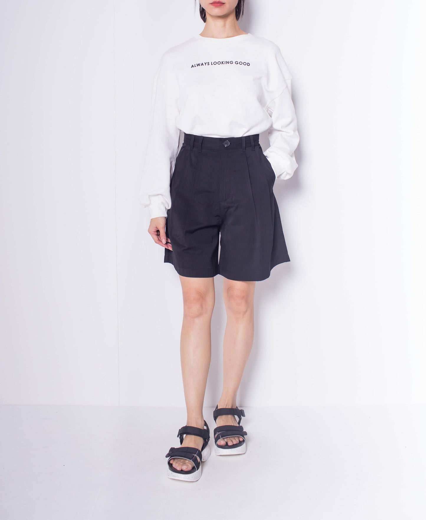 Women Pleated Front Slant Pocket Shorts - Black - H0W835