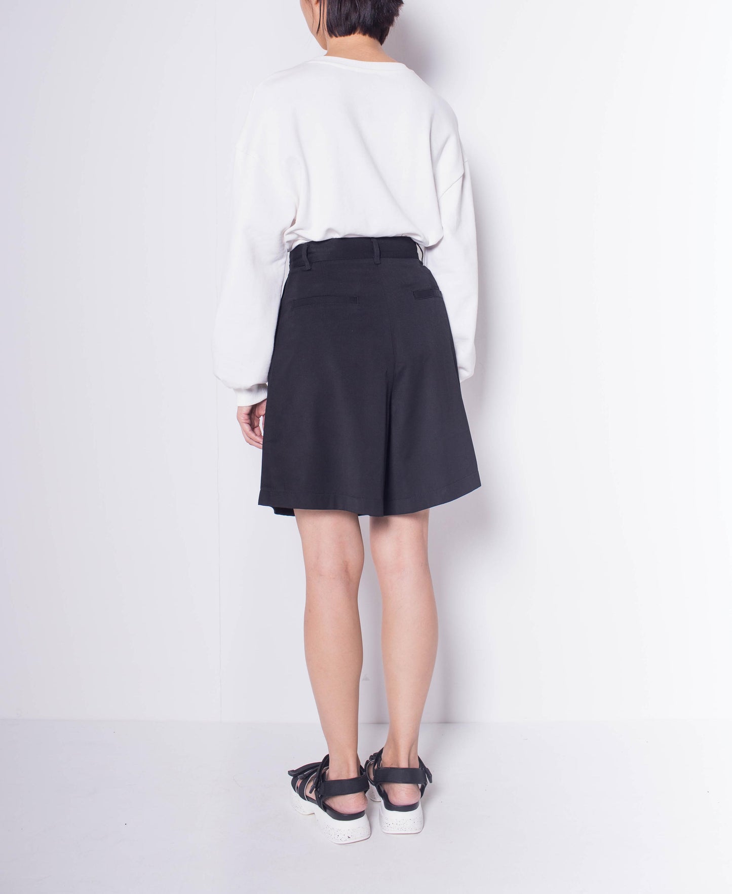 Women Pleated Front Slant Pocket Shorts - Black - H0W835