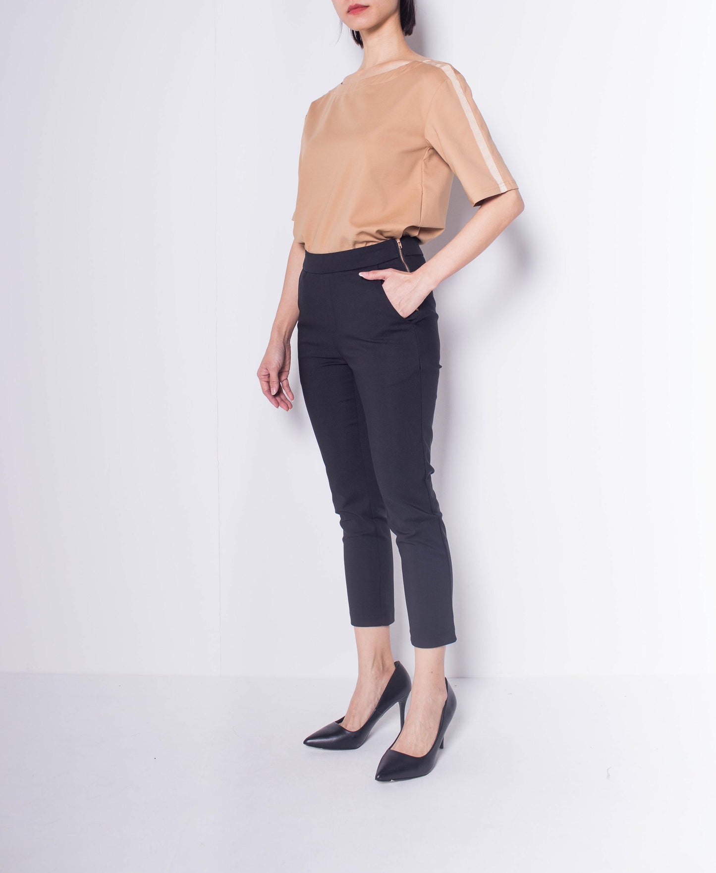 Women Slim Cut Cropped Pant - Black - H0W769